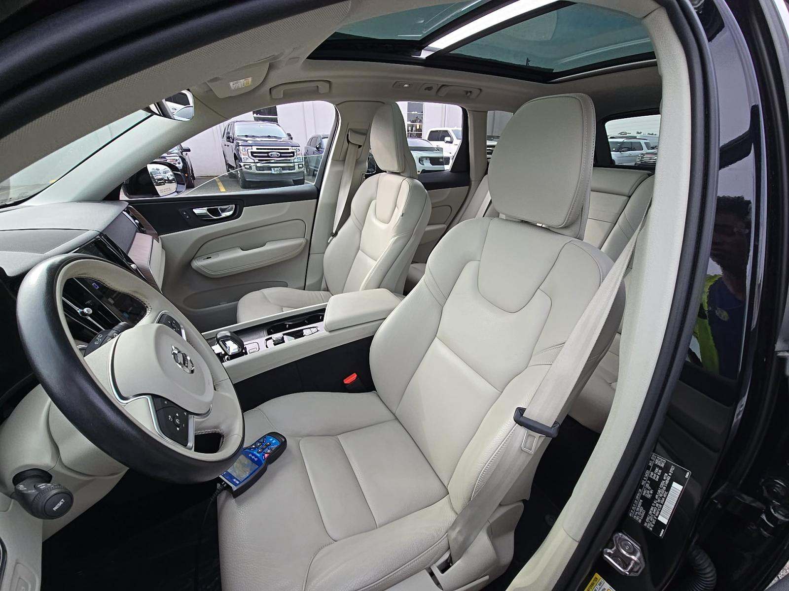 2022 Volvo XC60 B5 Momentum AWD