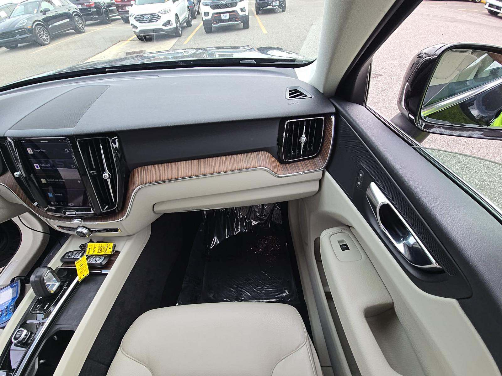 2022 Volvo XC60 B5 Momentum AWD