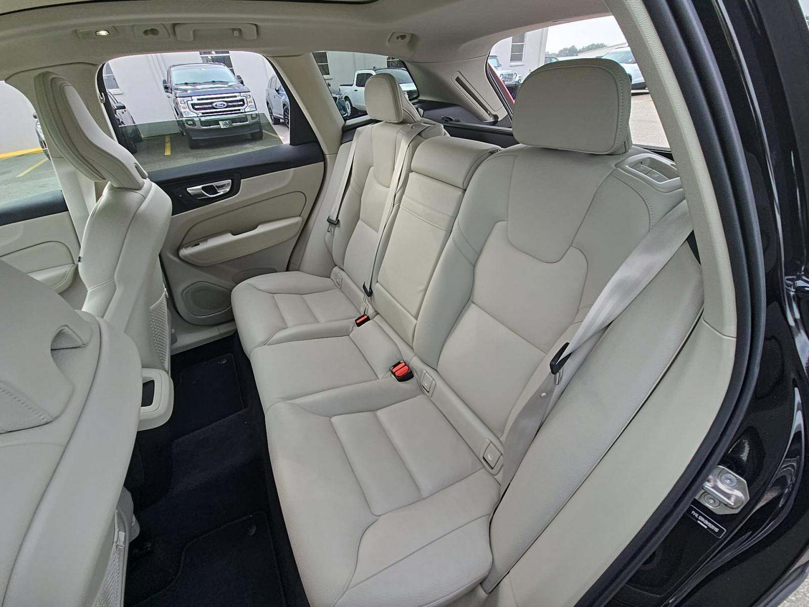 2022 Volvo XC60 B5 Momentum AWD