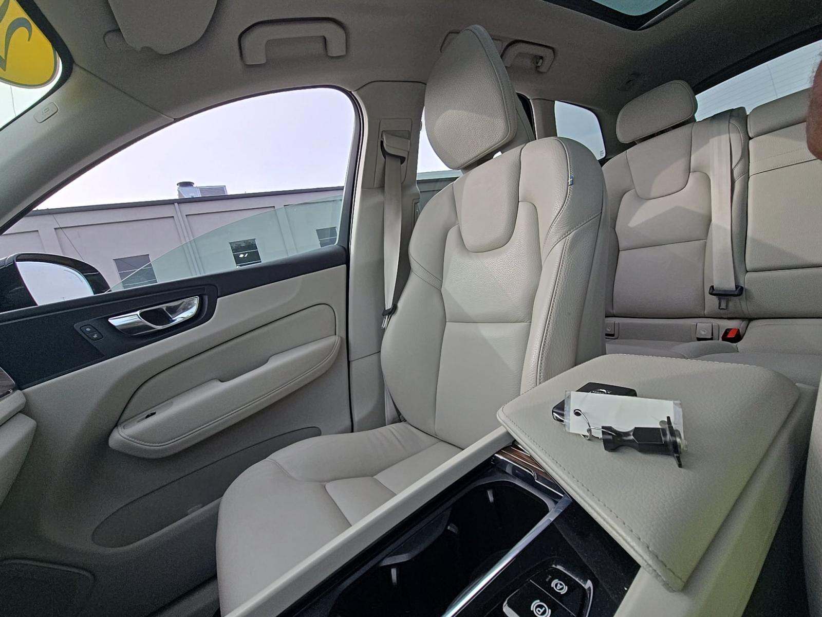 2022 Volvo XC60 B5 Momentum AWD