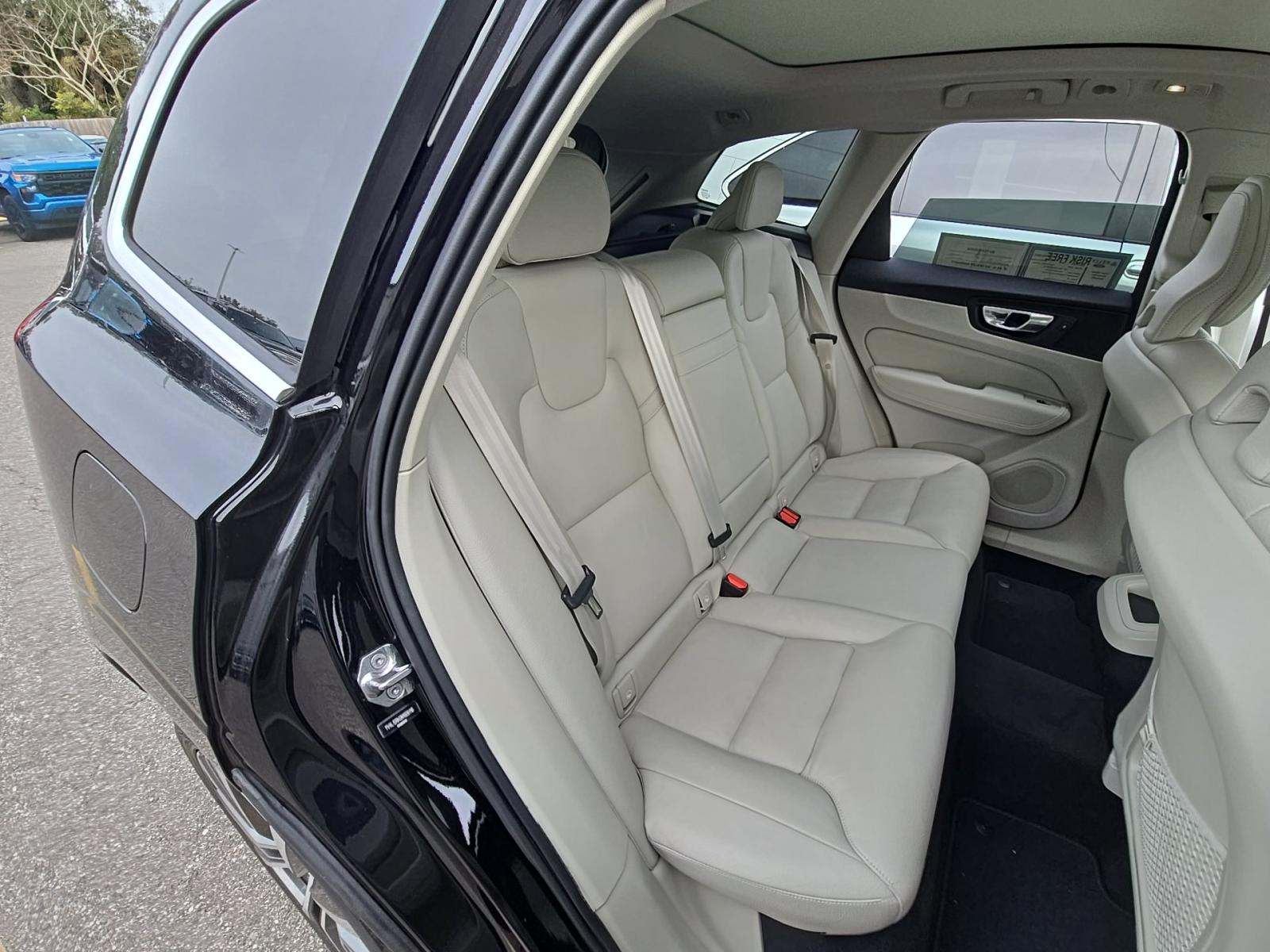 2022 Volvo XC60 B5 Momentum AWD