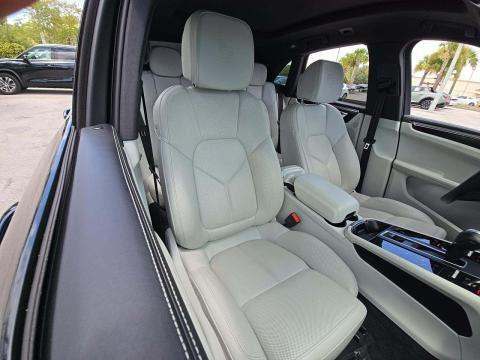 2022 Porsche Macan Base AWD
