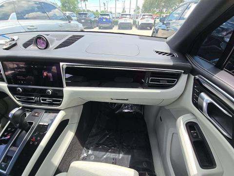 2022 Porsche Macan Base AWD