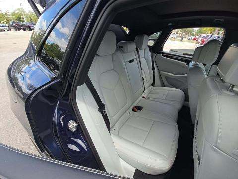 2022 Porsche Macan Base AWD