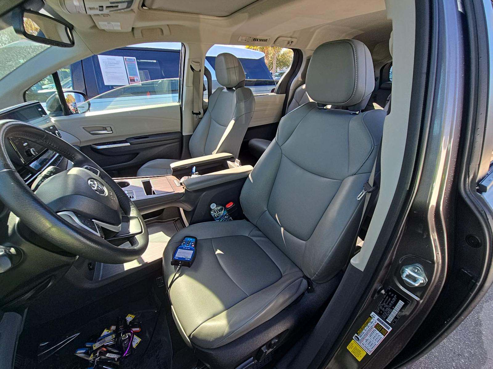 2023 Toyota Sienna XLE FWD