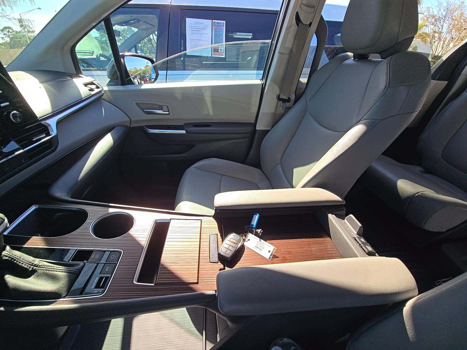 2023 Toyota Sienna XLE FWD