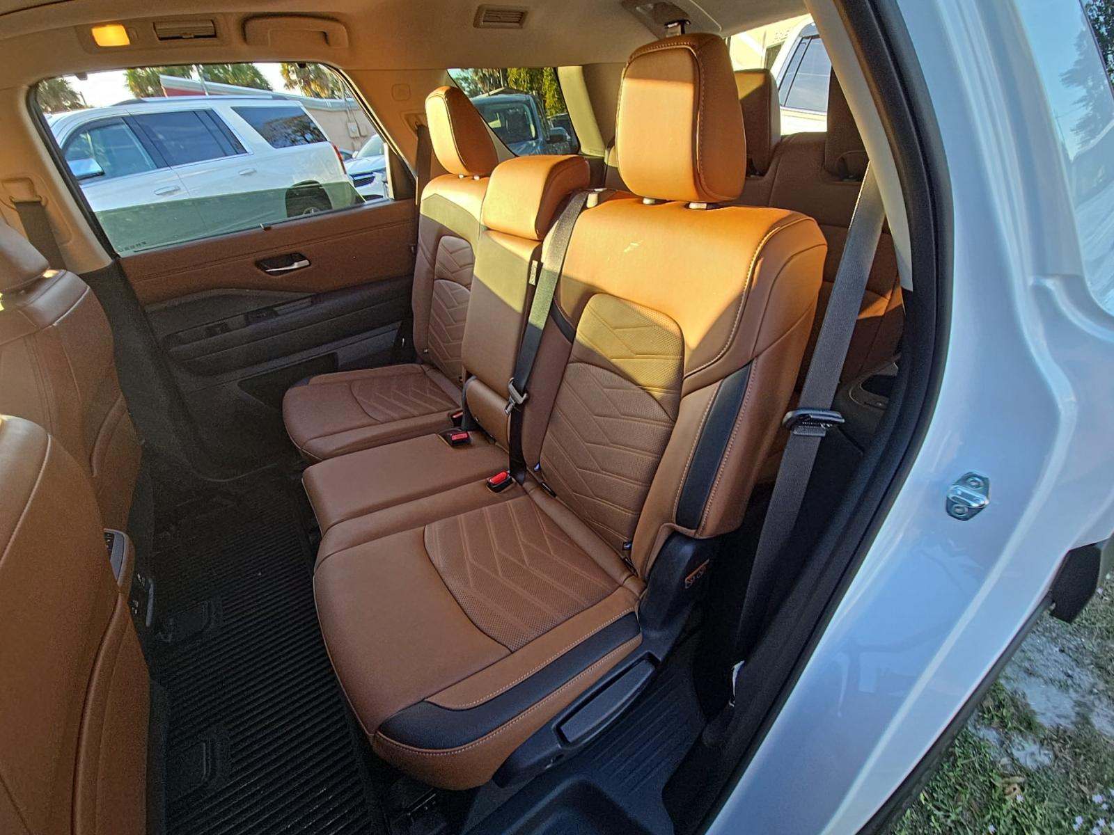 2025 Nissan Pathfinder Platinum FWD