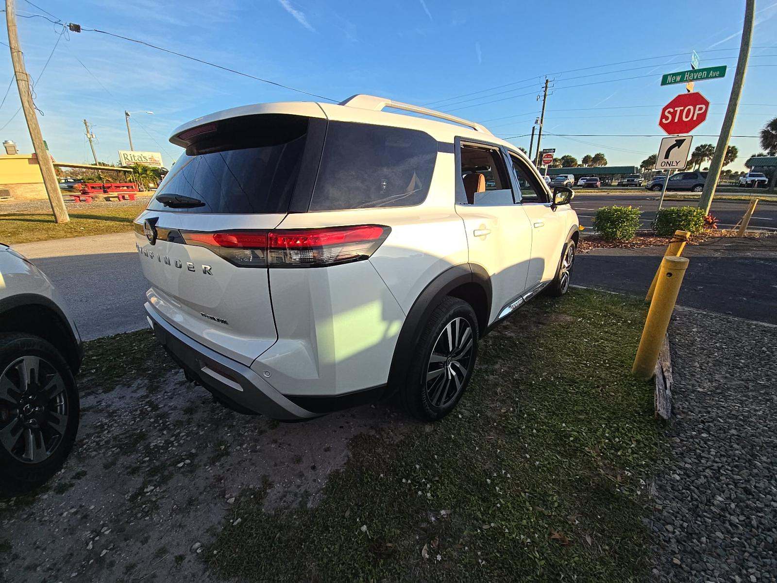 2025 Nissan Pathfinder Platinum FWD