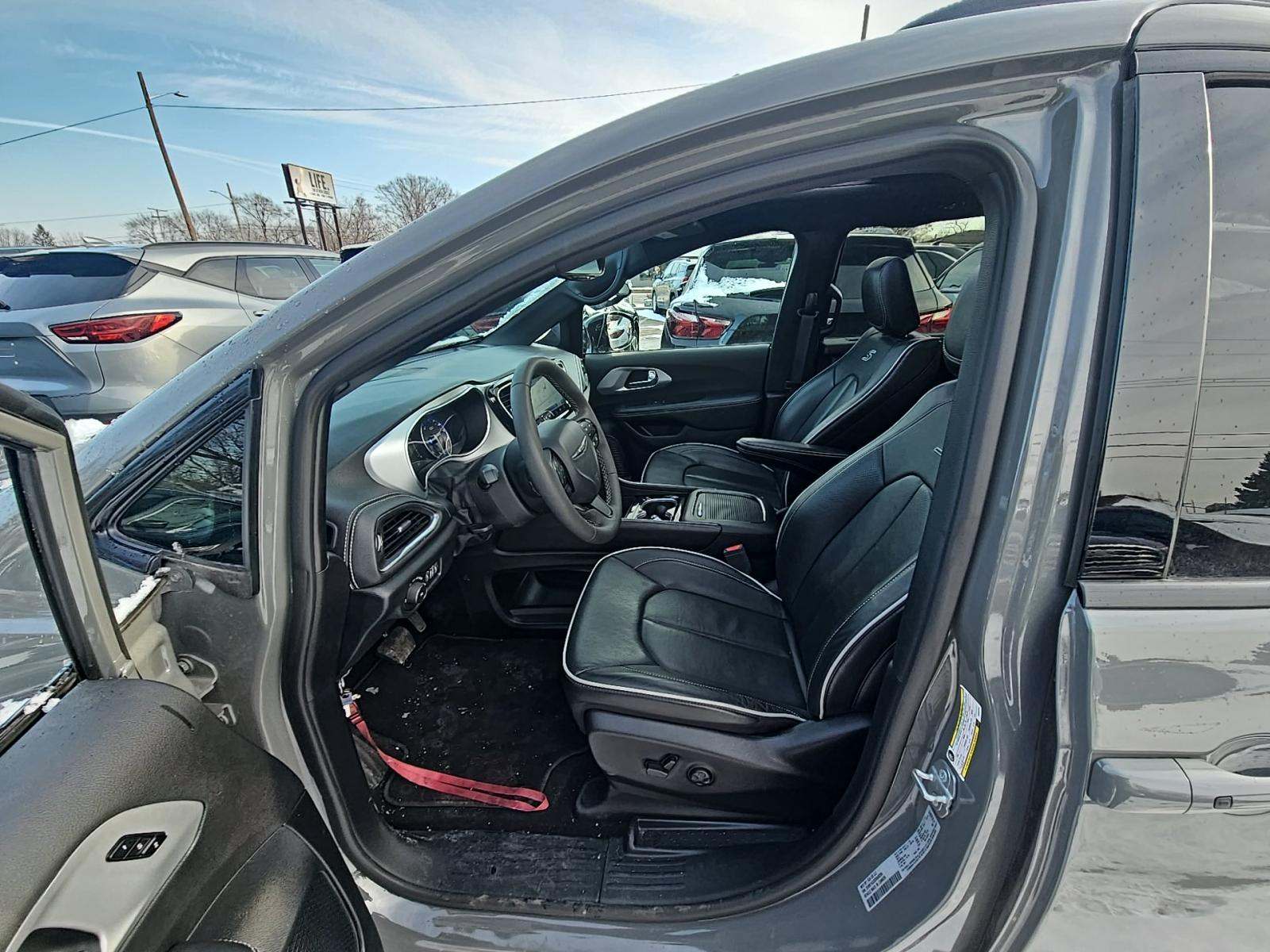 2025 Chrysler Pacifica Limited FWD