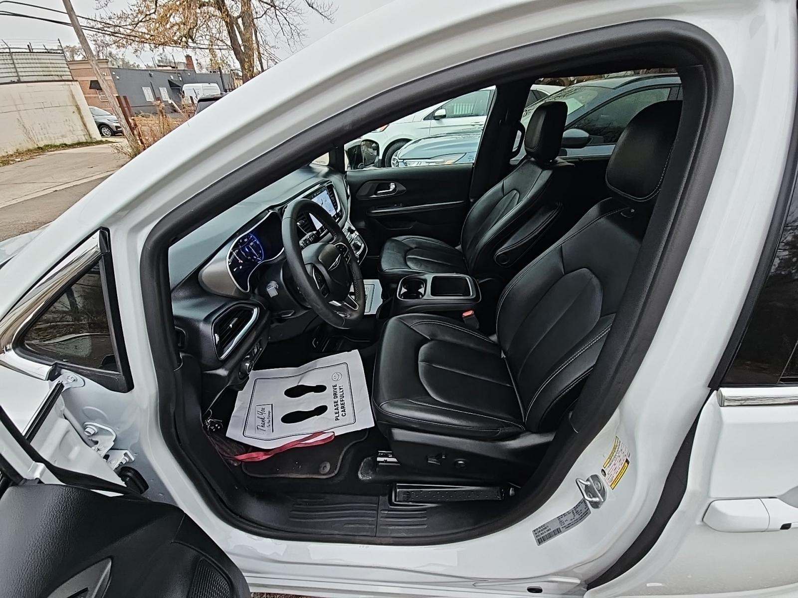 2025 Chrysler Pacifica Select FWD