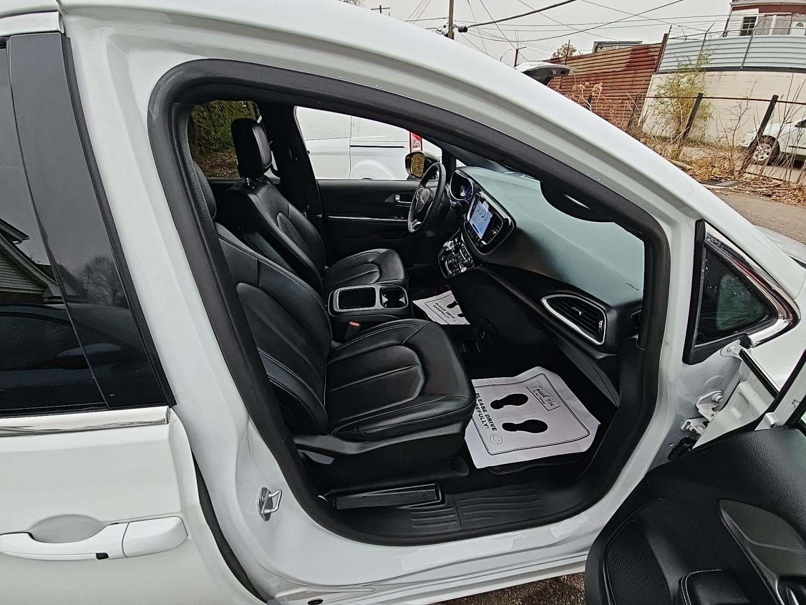 2025 Chrysler Pacifica Select FWD