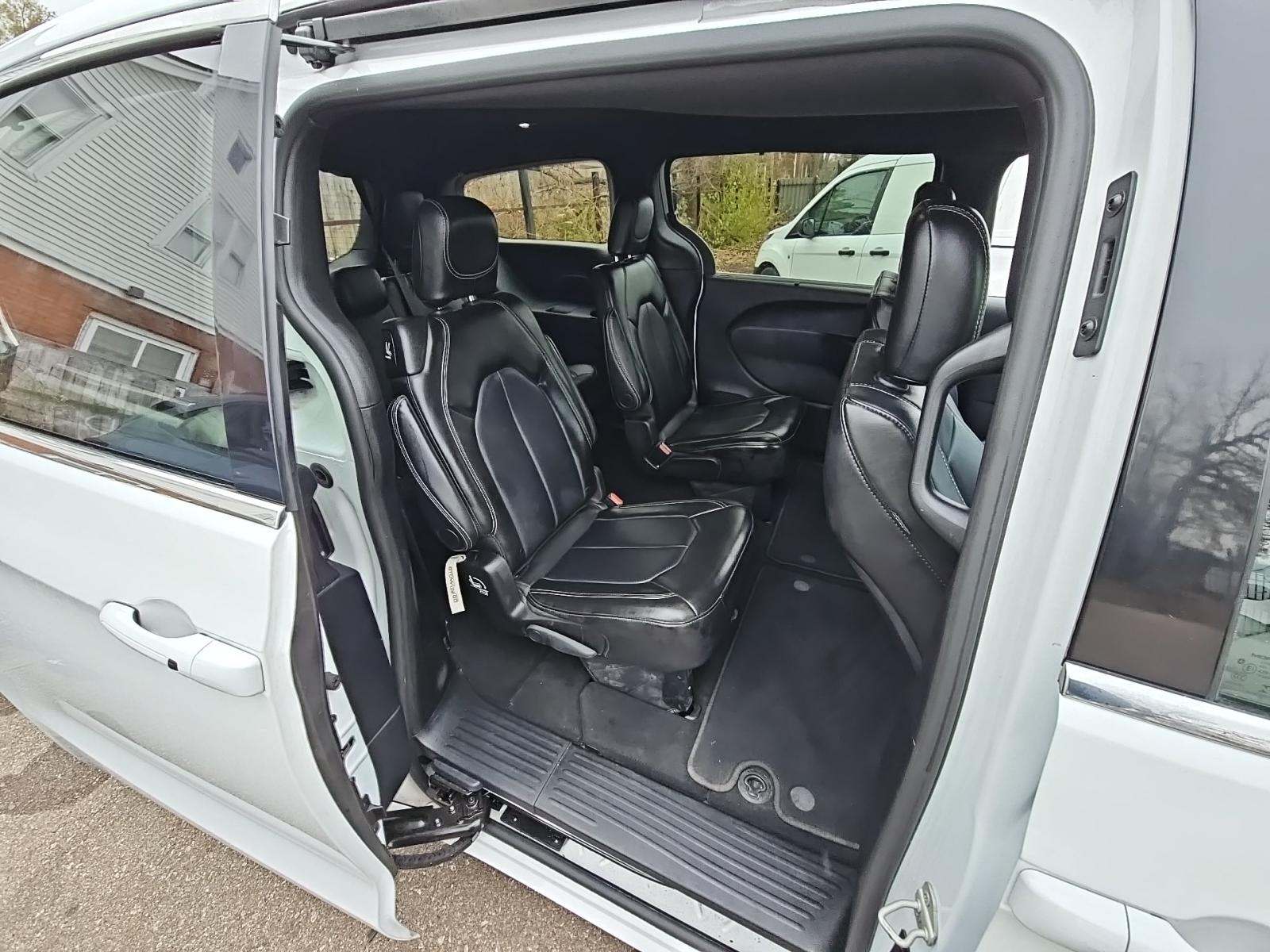 2025 Chrysler Pacifica Select FWD