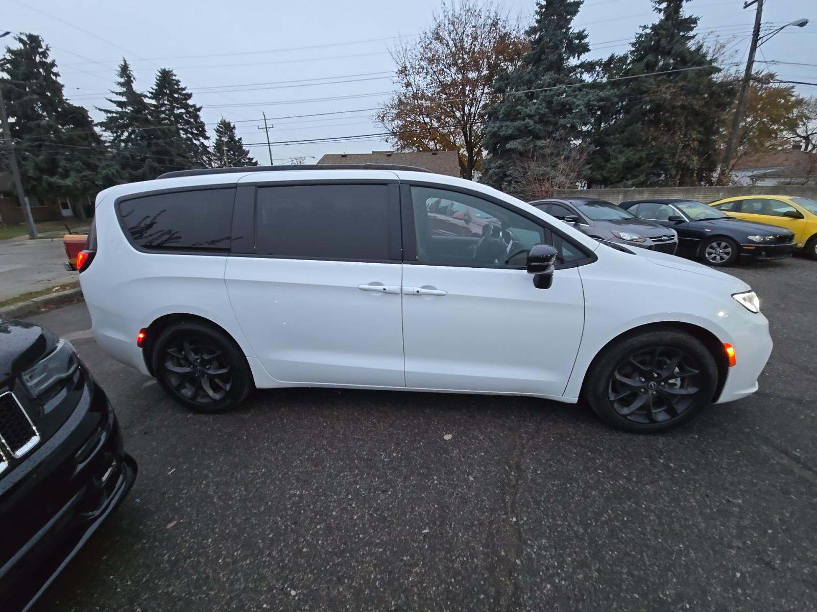 2025 Chrysler Pacifica Limited FWD