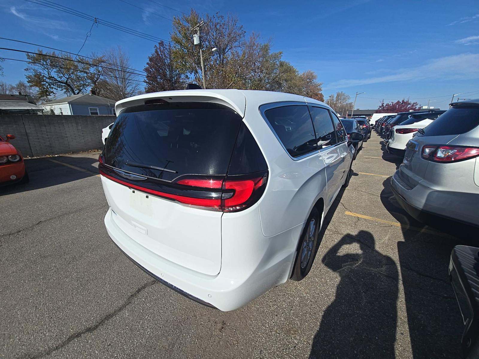 2025 Chrysler Pacifica Select FWD