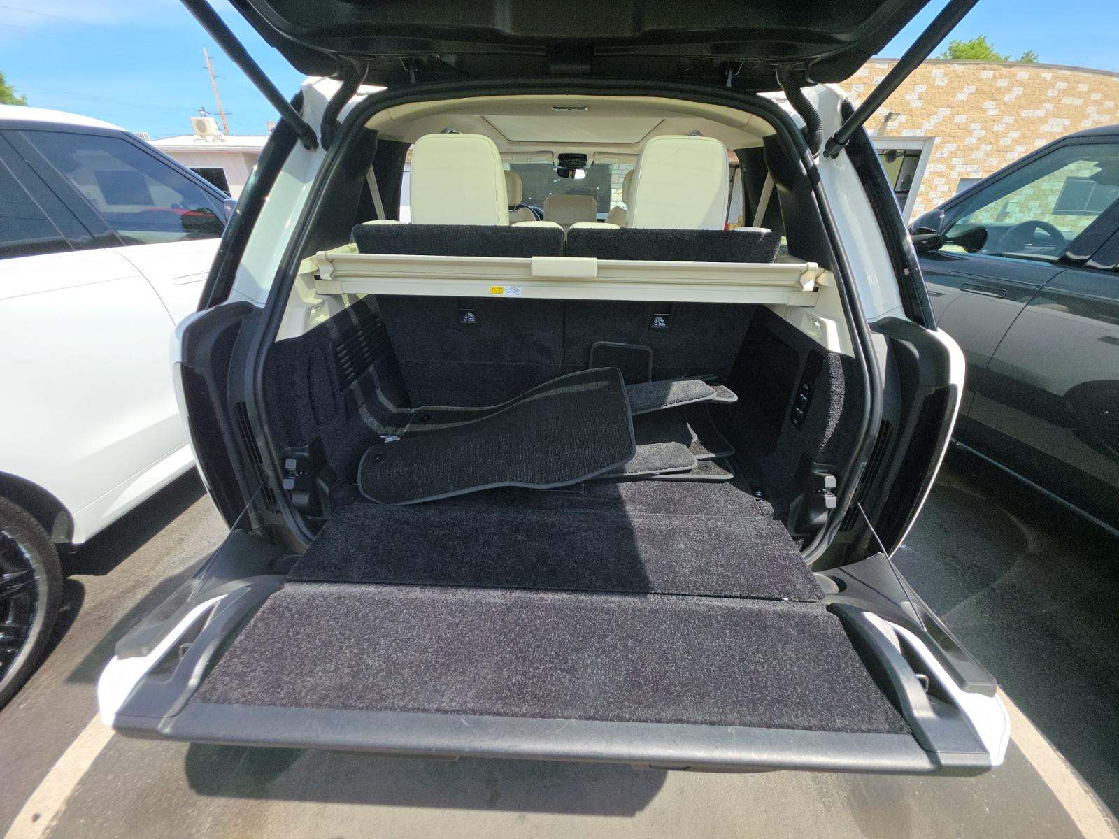 2025 Land Rover Range Rover SE LWB AWD