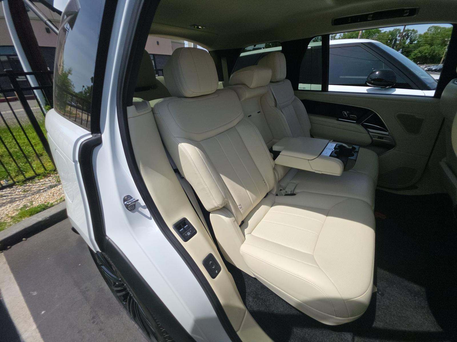 2025 Land Rover Range Rover SE LWB AWD