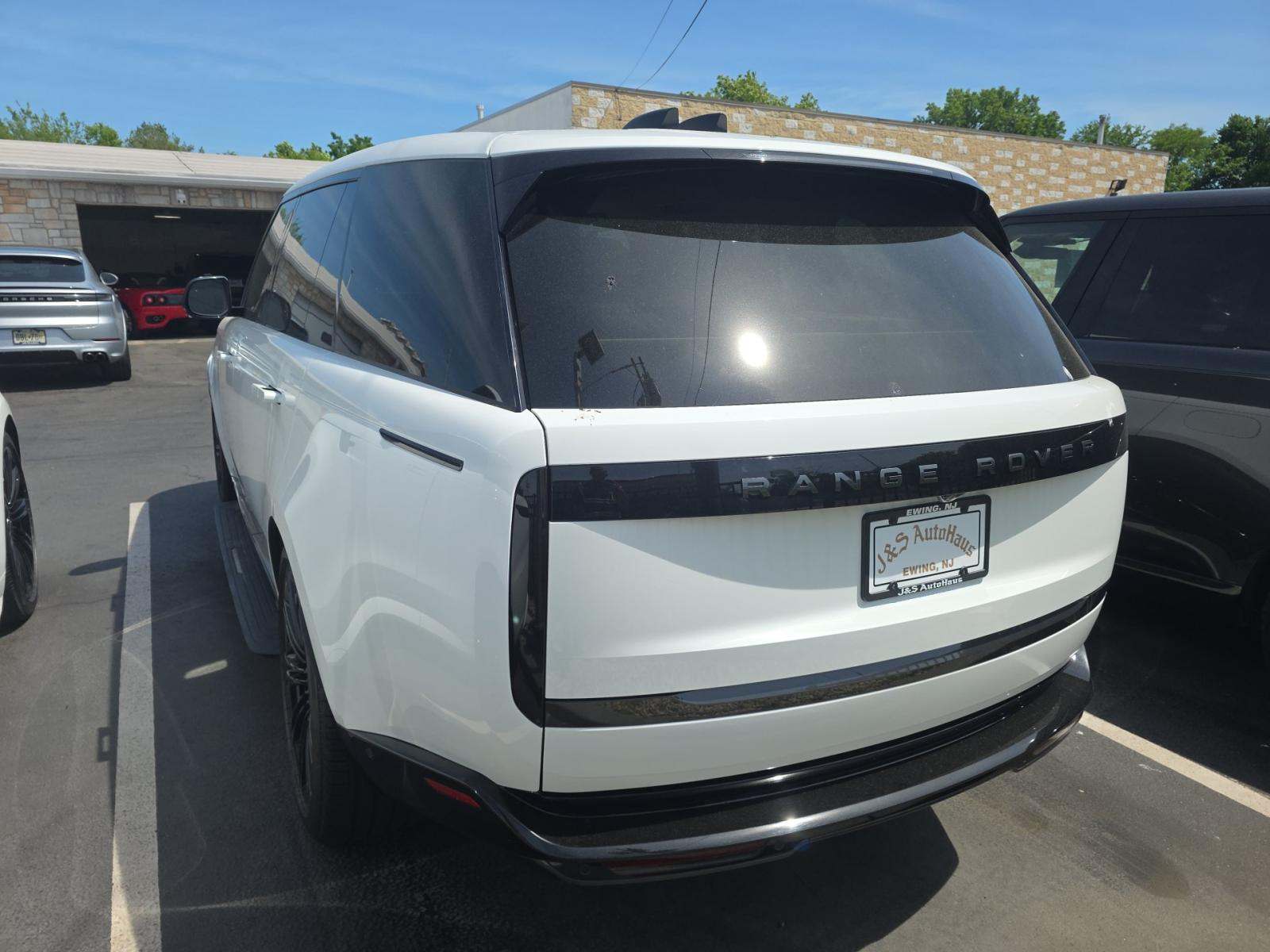 2025 Land Rover Range Rover SE LWB AWD