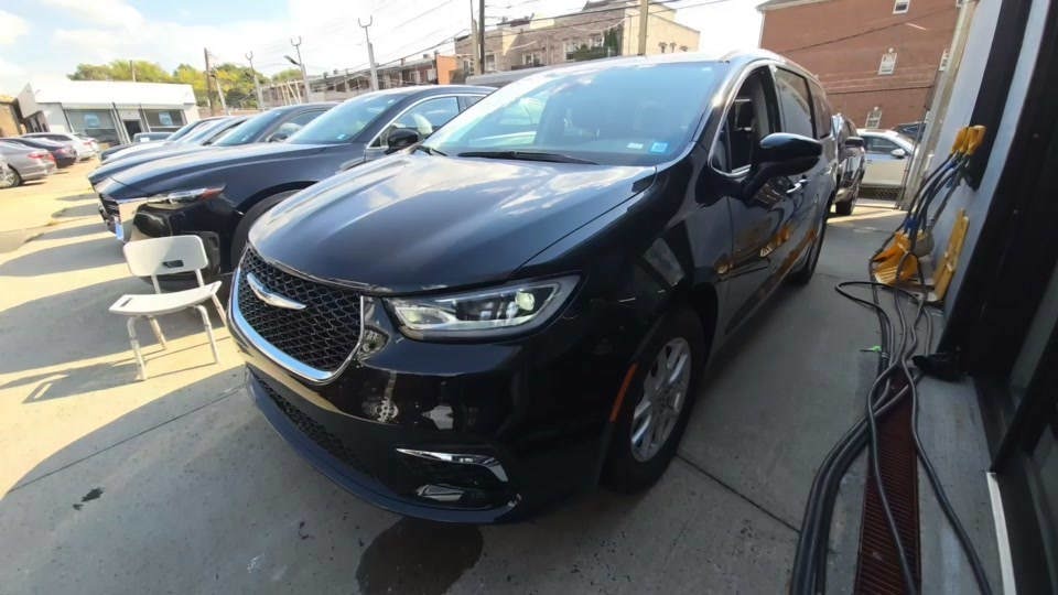 2023 Chrysler Pacifica Touring L 121.6
