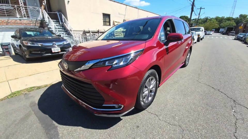 2023 Toyota Sienna XLE 8-Passenger 120.5