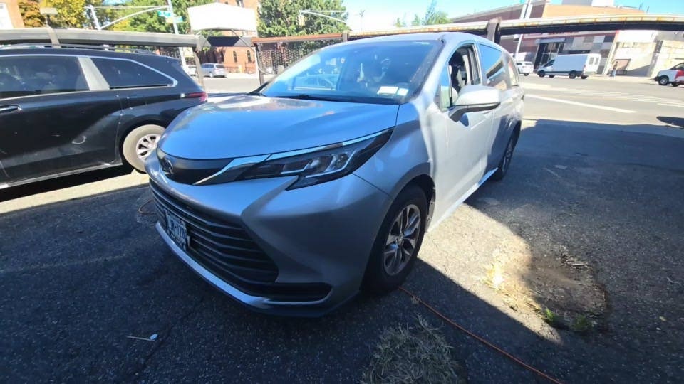 2022 Toyota Sienna LE 8-Passenger 120.5