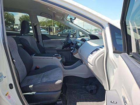 2017 Toyota Prius v Three FWD