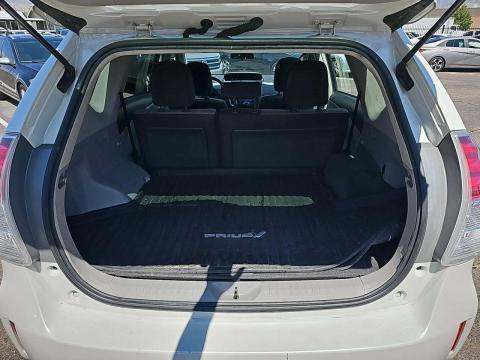 2017 Toyota Prius v Three FWD