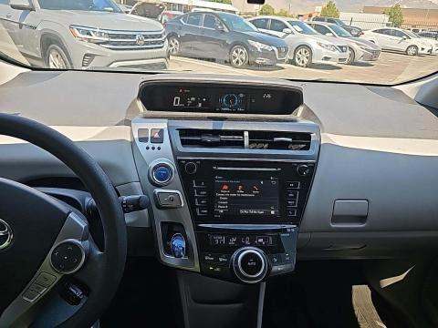 2017 Toyota Prius v Three FWD