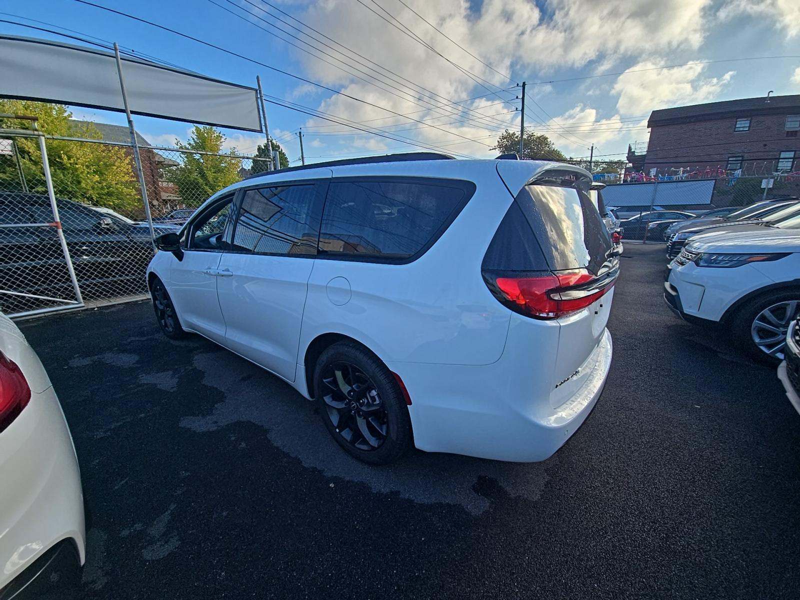 2025 Chrysler Pacifica Limited FWD