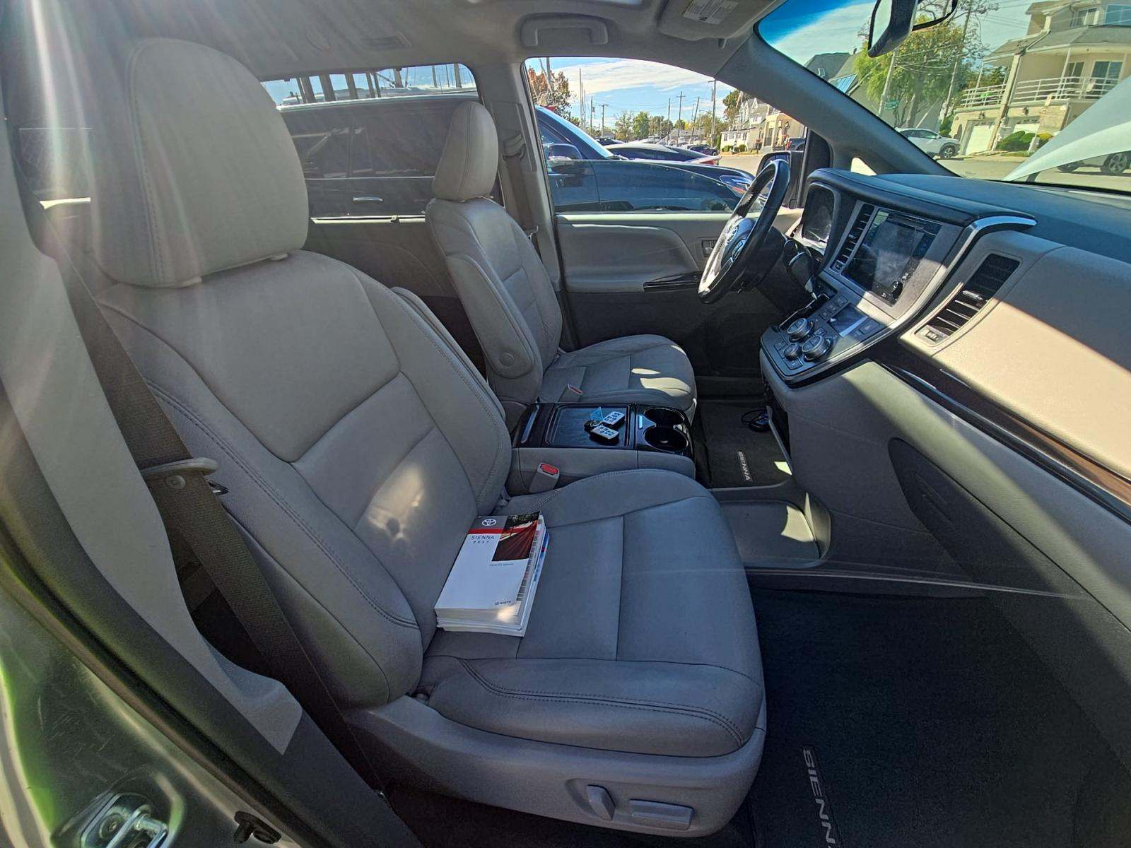 2017 Toyota Sienna XLE FWD