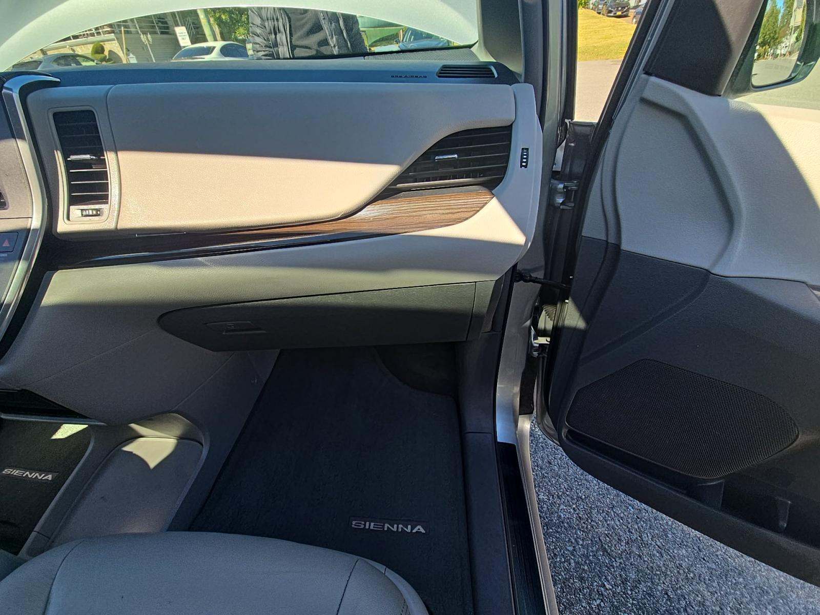 2017 Toyota Sienna XLE FWD