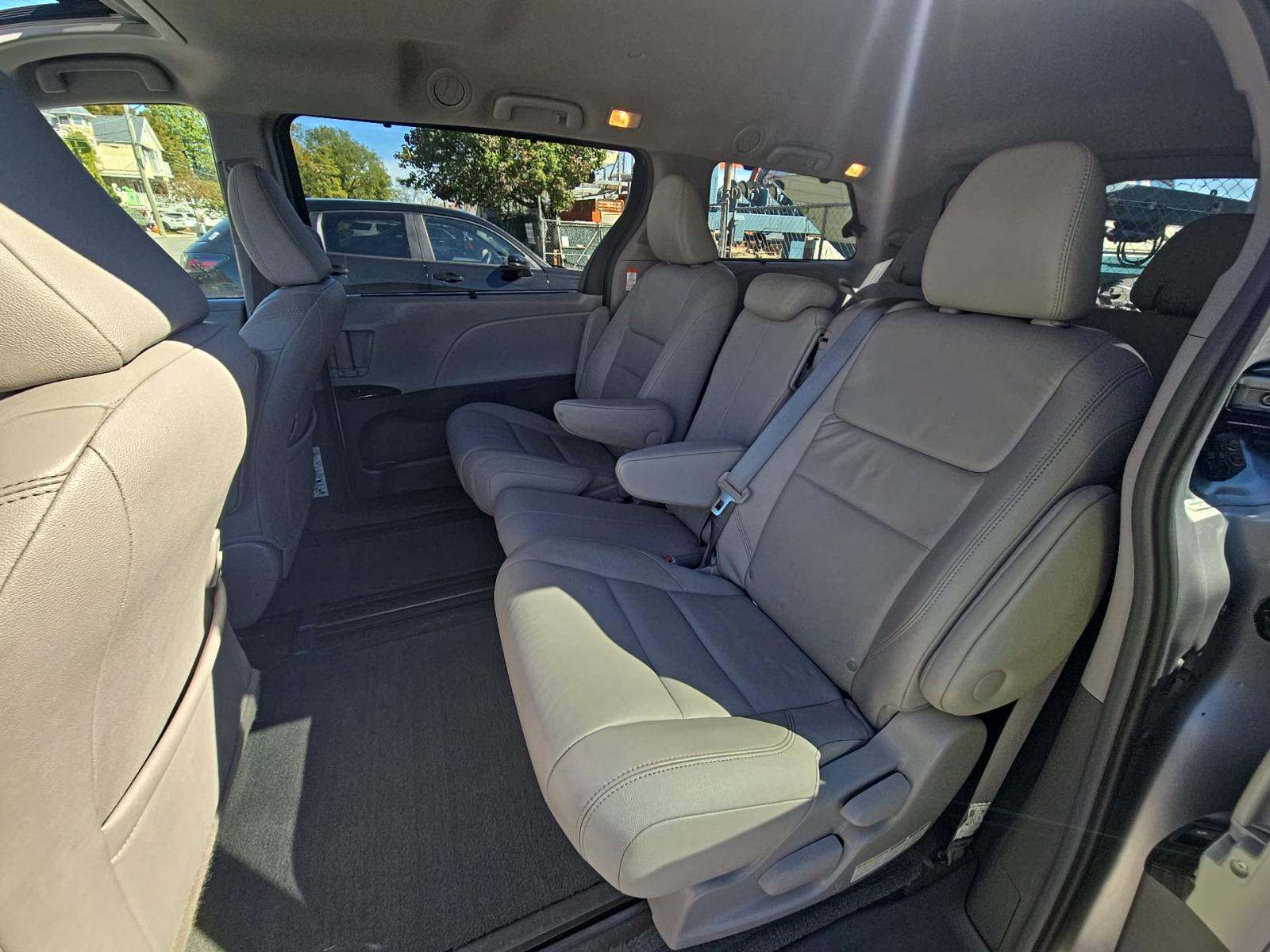 2017 Toyota Sienna XLE FWD