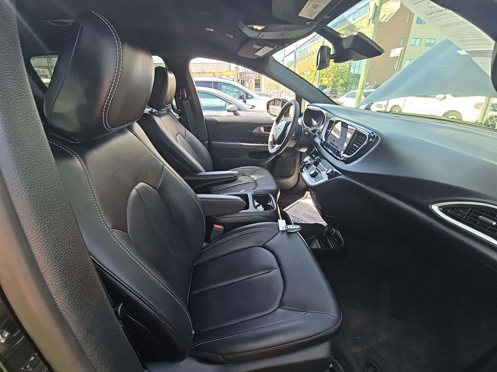 2025 Chrysler Pacifica Select FWD