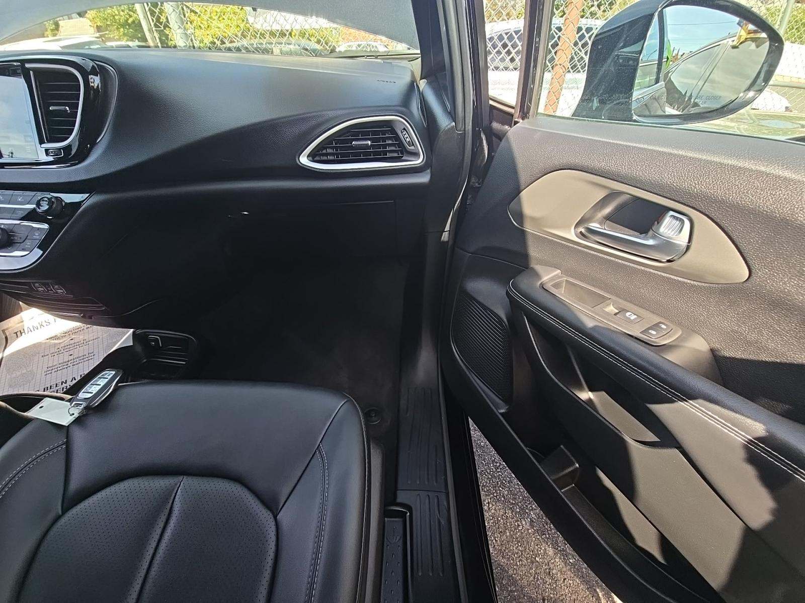 2025 Chrysler Pacifica Select FWD