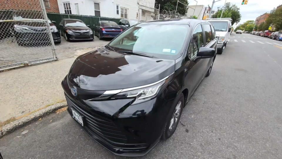2023 Toyota Sienna LE 8-Passenger 120.5