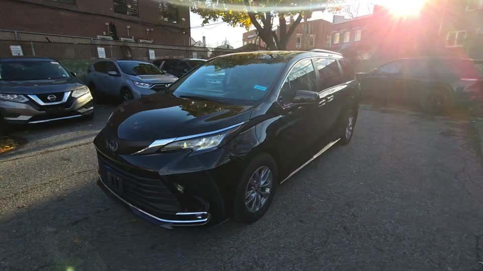 2022 Toyota Sienna XLE 8-Passenger 120.5