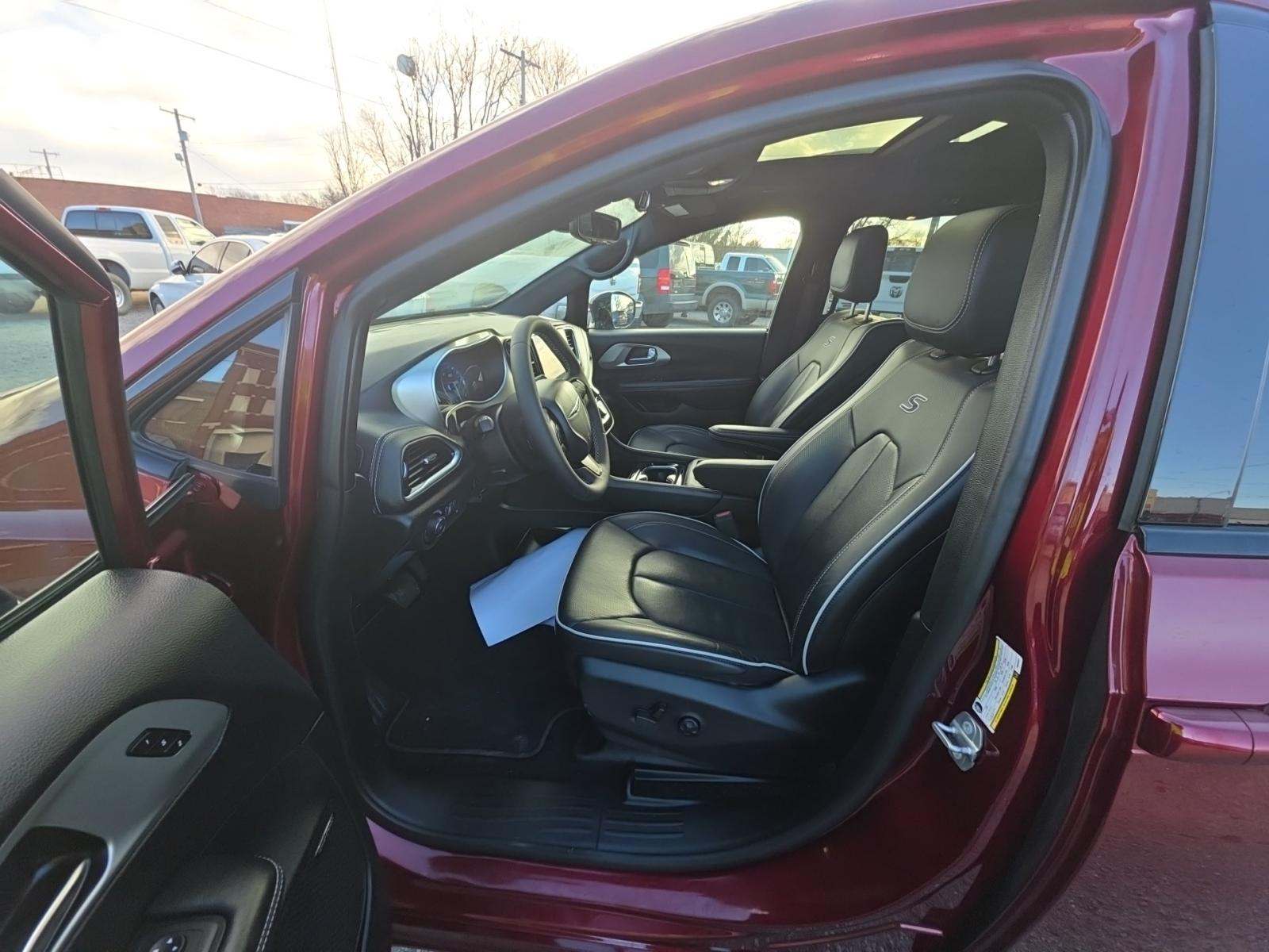 2023 Chrysler Pacifica Limited FWD