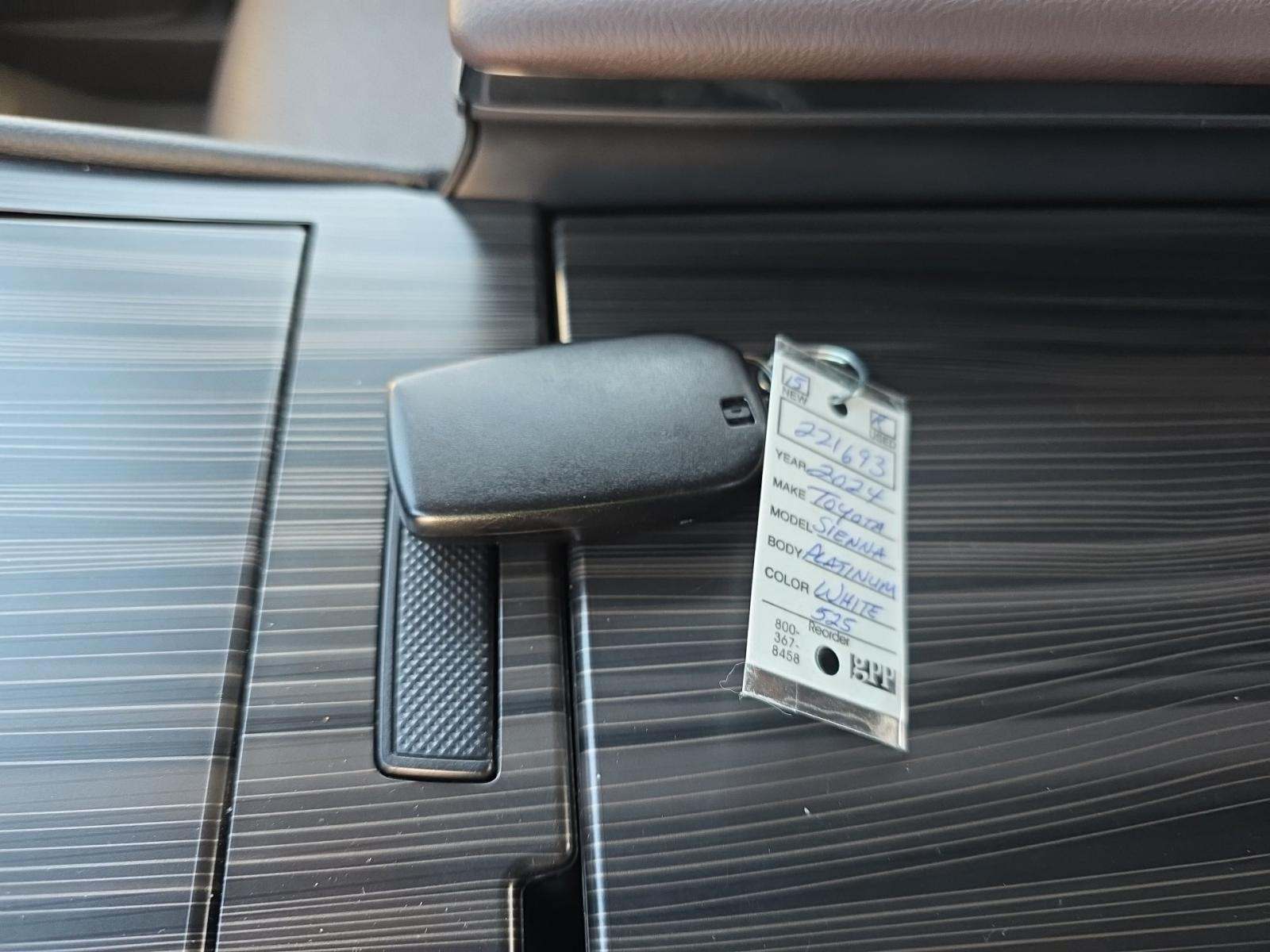 2024 Toyota Sienna Platinum FWD