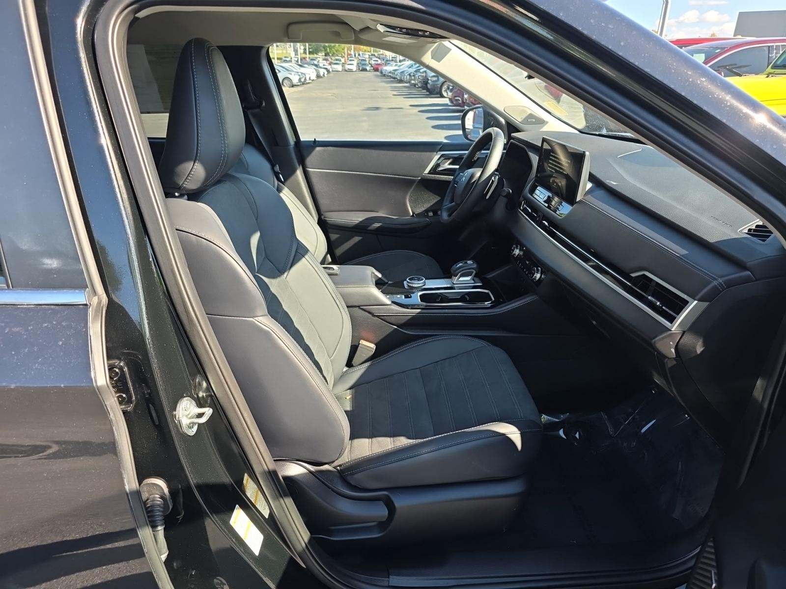 2025 Mitsubishi Outlander SE FWD