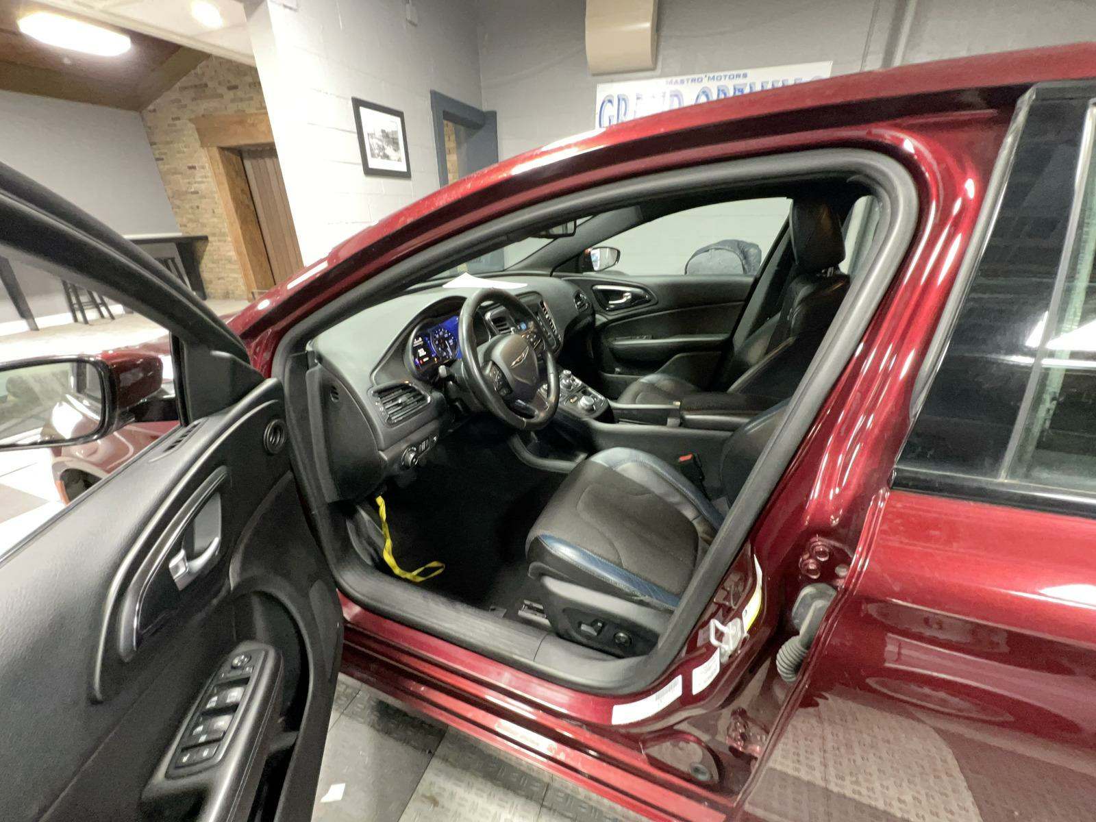 2016 Chrysler 200 S FWD