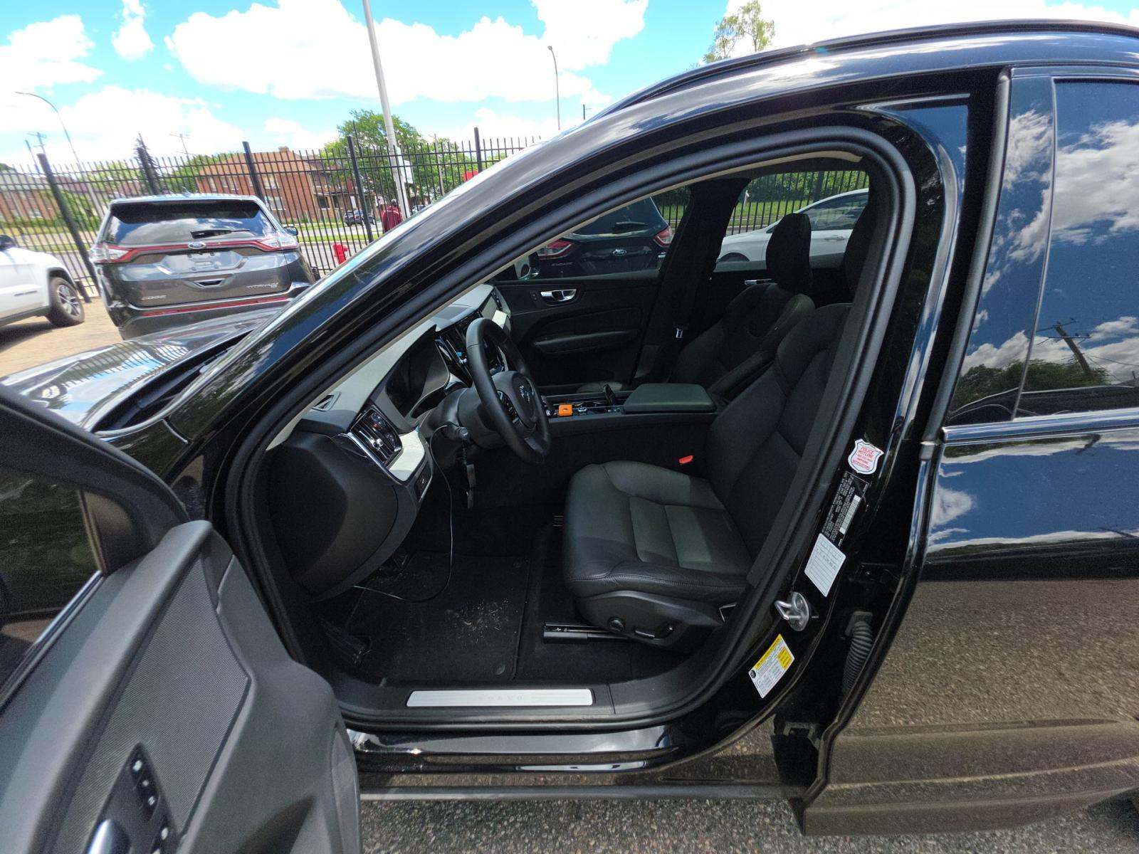 2025 Volvo XC60 B5 Plus AWD
