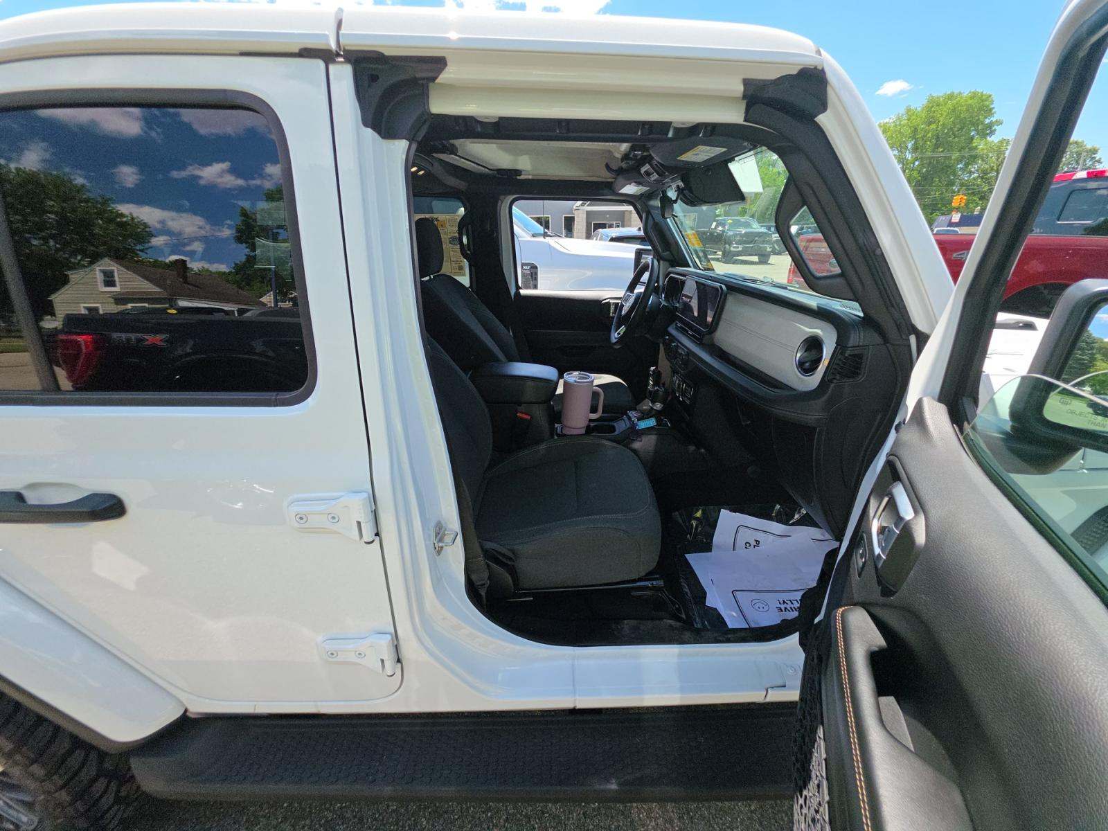 2024 Jeep Wrangler Sahara AWD