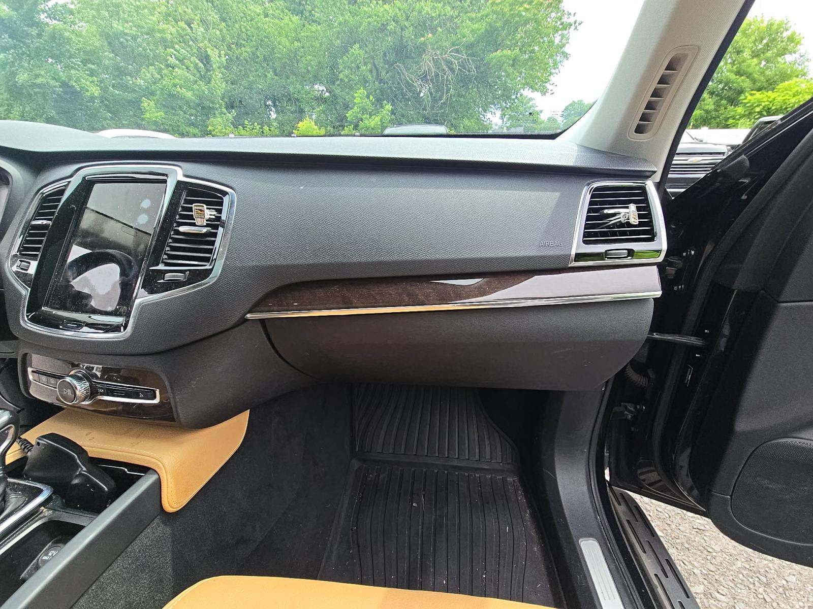 2016 Volvo XC90 T6 Momentum AWD
