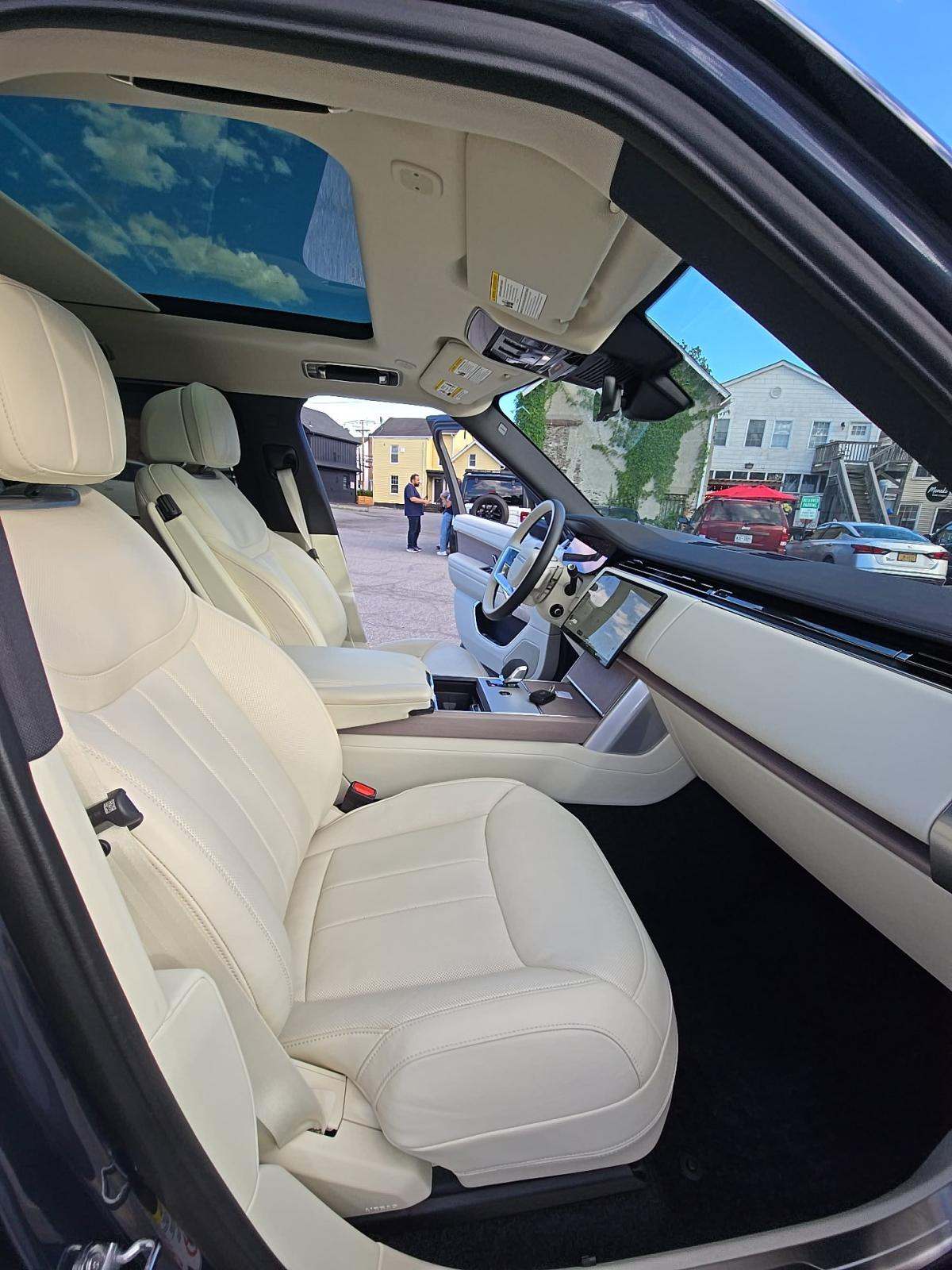 2025 Land Rover Range Rover SE LWB AWD
