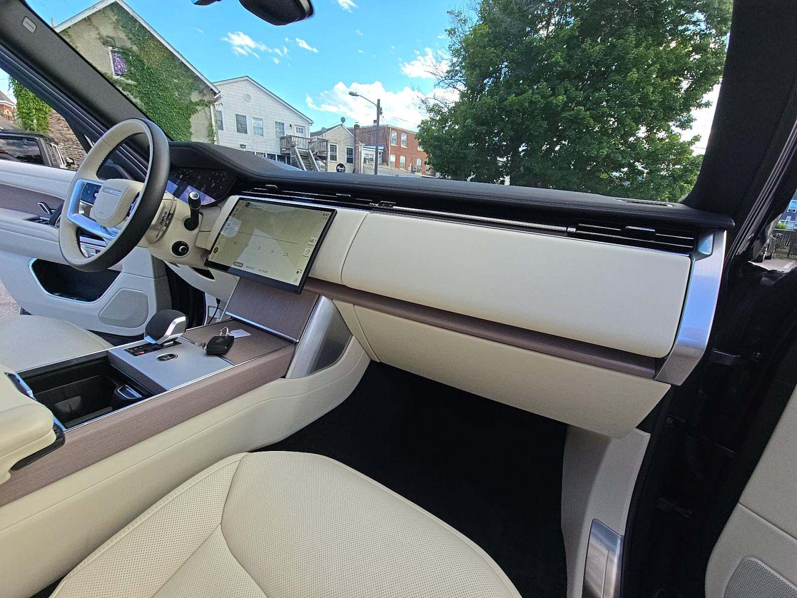 2025 Land Rover Range Rover SE LWB AWD
