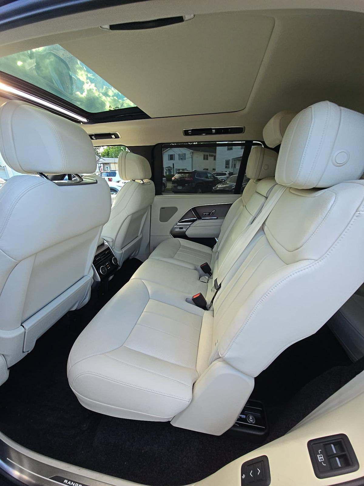2025 Land Rover Range Rover SE LWB AWD