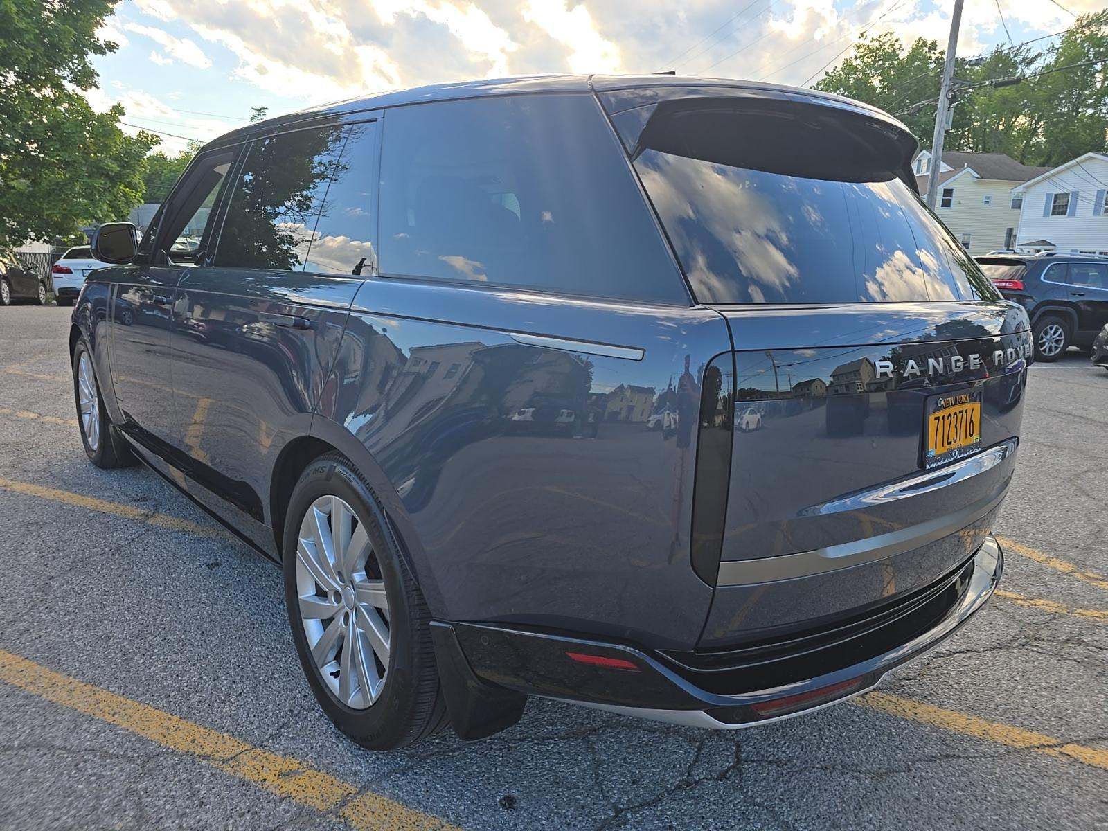 2025 Land Rover Range Rover SE LWB AWD