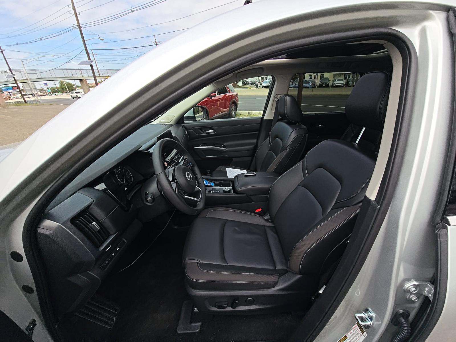 2025 Nissan Pathfinder SL AWD