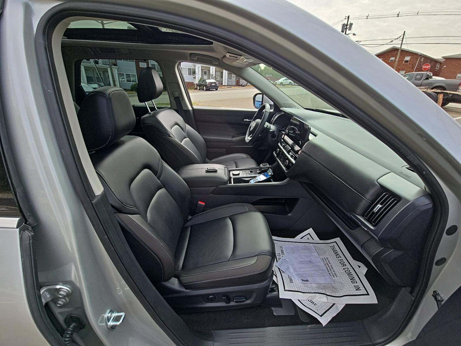 2025 Nissan Pathfinder SL AWD