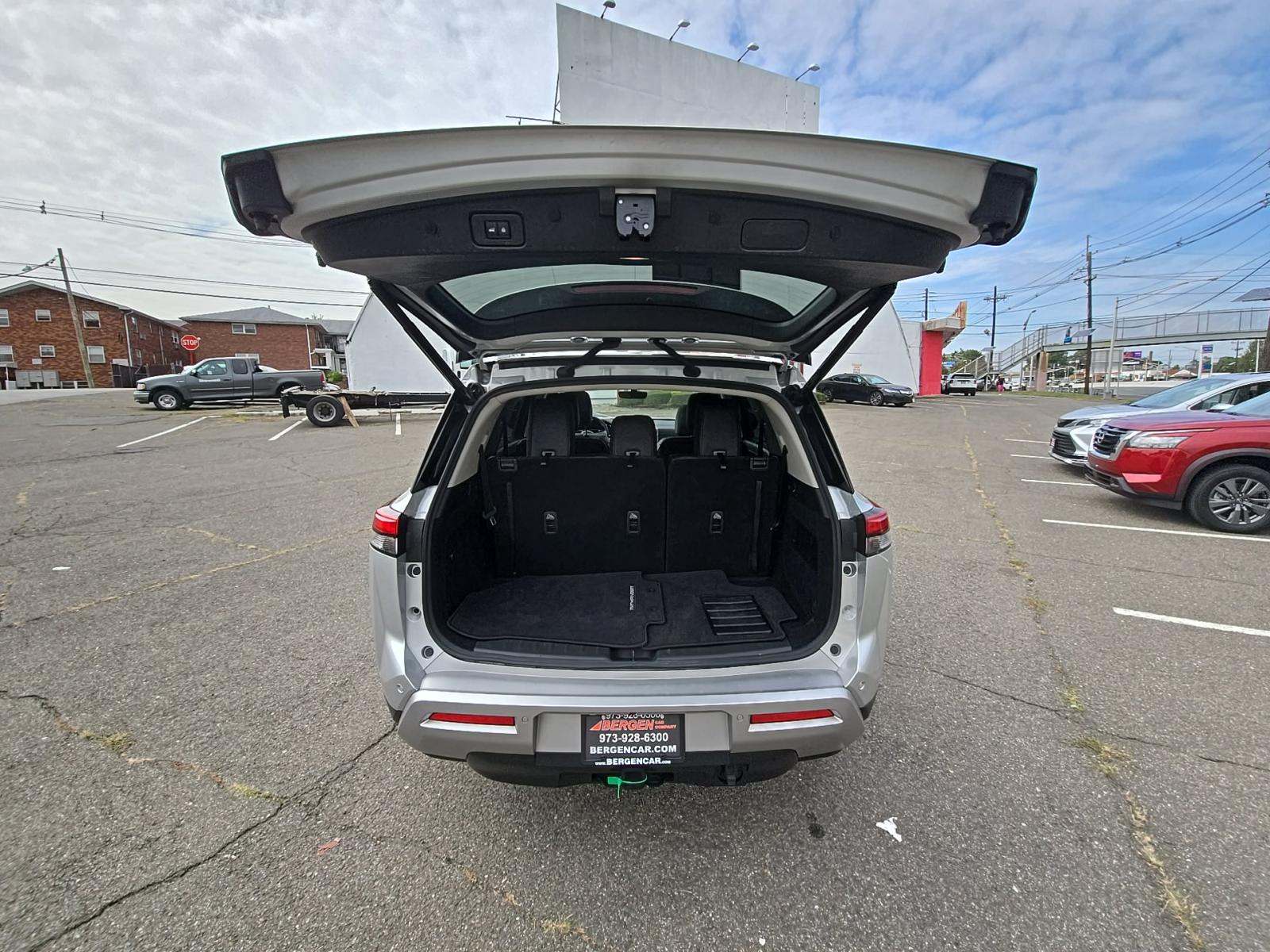 2025 Nissan Pathfinder SL AWD