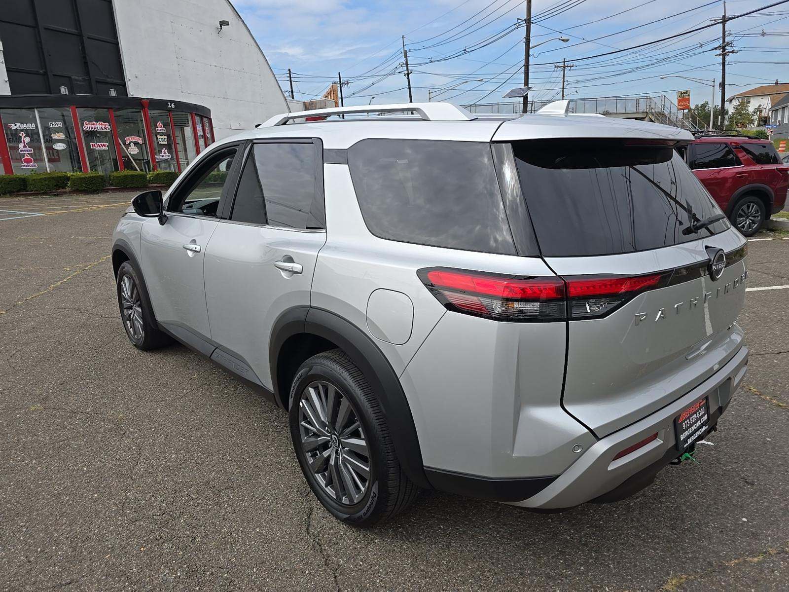 2025 Nissan Pathfinder SL AWD